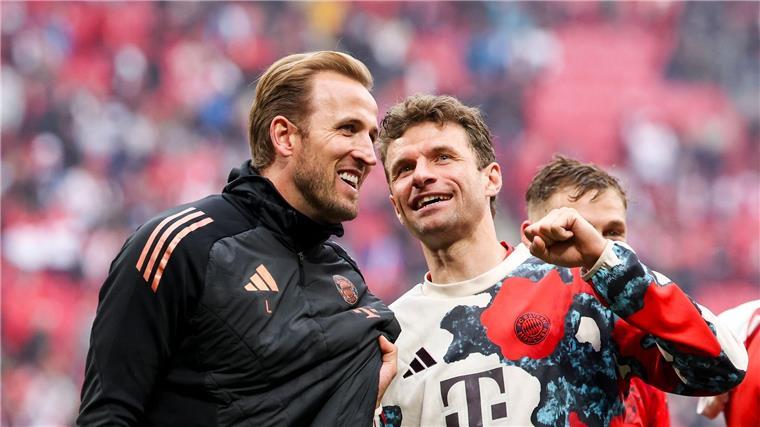 Harry Kane (links) ist zum ersten Mal Deutscher Meister, Thomas Müller hat den Titel schon oft gewonnen.