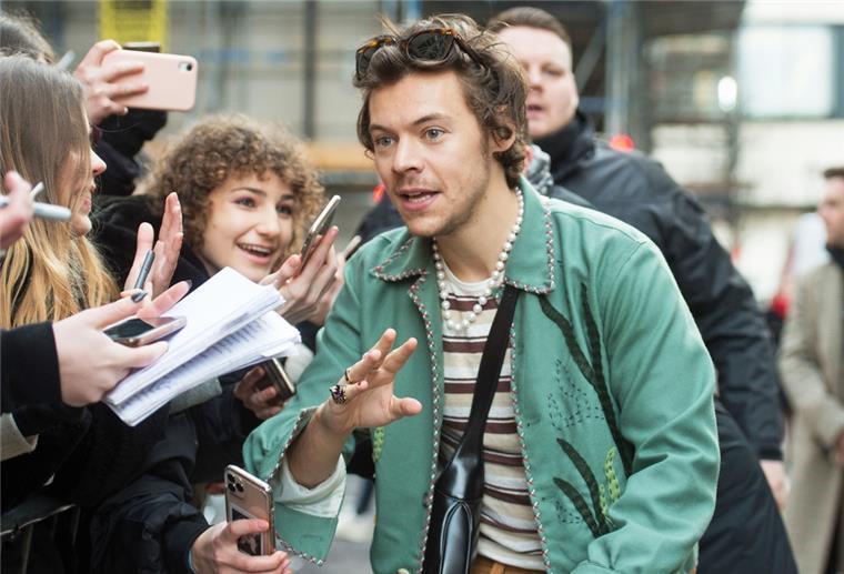Harry Styles, Sänger aus Großbritannien, spricht mit Fans.