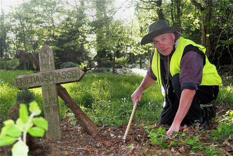 Allerscher Friedhof soll aufgelöst werden Harry Wallis sammelt im und um den „Allerschen Friedhof“ herum oft Müll und Unrat.