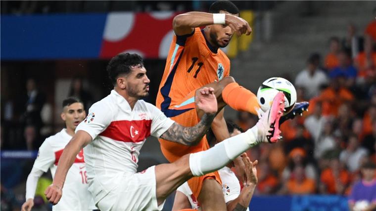 Koeman sieht Halbfinal-Einzug als Erfolg „für ganze Nation“ Hart geführter Zweikampf zwischen Samet Akaydin von der Türkei und Cody Gakpo (r).