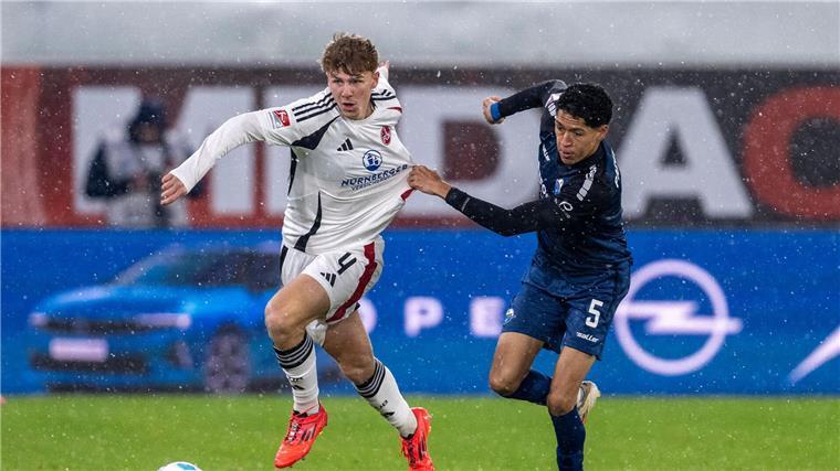 Brackelmann schießt Paderborn an die Tabellenspitze Hart umkämpftes Duell in Paderborn.