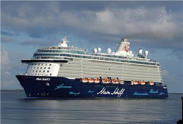 Die "Mein Schiff 3" fährt auf dem Meer.