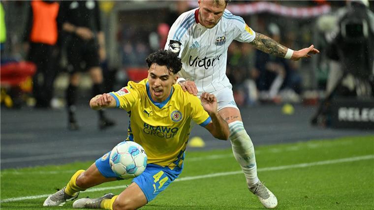 Harter Zweikampf: Braunschweigs Johan Gomez (l.) und Saarbrückens Philip Fahrner im Duell.