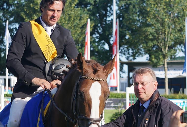 Elmloher Reitturnier bekommt ein neues Gesicht Hartmut Cordes (rechts) ist sonst Turnierleiter der Elmloher Reitertage, bei den Landesmeisterschaften ist er der Coronabeauftragte.