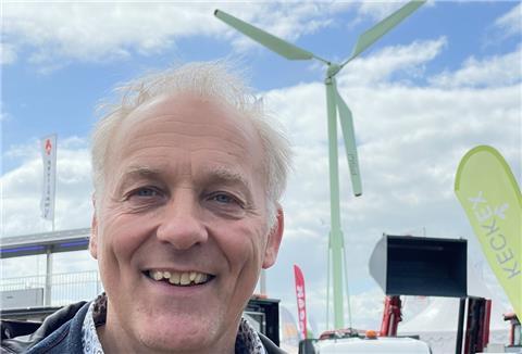 Hartwig Schwieger produziert und verkauft Windkraftanlagen. In Tarmstedt präsentiert er sein kleinstes Modell mit 15 Meter Gesamthöhe.