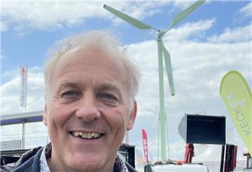 Hartwig Schwieger produziert und verkauft Windkraftanlagen. In Tarmstedt präsentiert er sein kleinstes Modell mit 15 Meter Gesamthöhe.