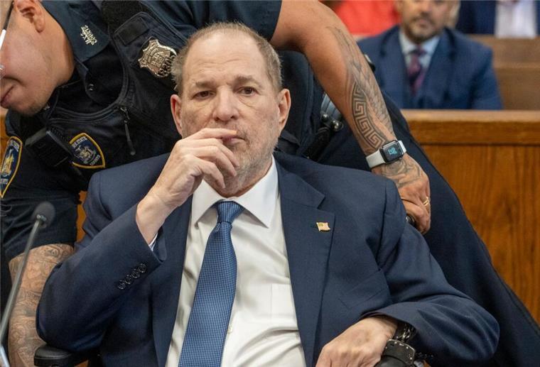 Staatsanwaltschaft: Prozess gegen Weinstein neu aufrollen Harvey Weinstein erscheint zu einer vorläufigen Anhörung vor dem Strafgericht in Manhattan.
