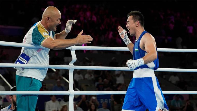 Hasanboy Dusmatov (r) gewann in Paris Gold, sein Trainer Tulkin Kilichev kollabierte bei der anschließenden Feier.