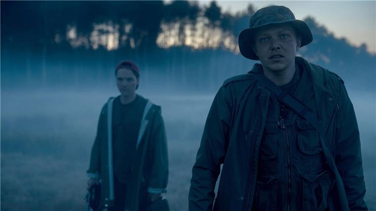 „Mit Blut getränkt“ - die neue ARD-Serie „Oderbruch“ Haskel (Leonard Kunz, r) und Sebastian (Sebastian Urzendowsky) machen im Oderbruch einen erschütternden Fund.