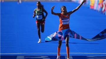 Hassan jubelt zum dritten Mal als Olympiasiegerin.