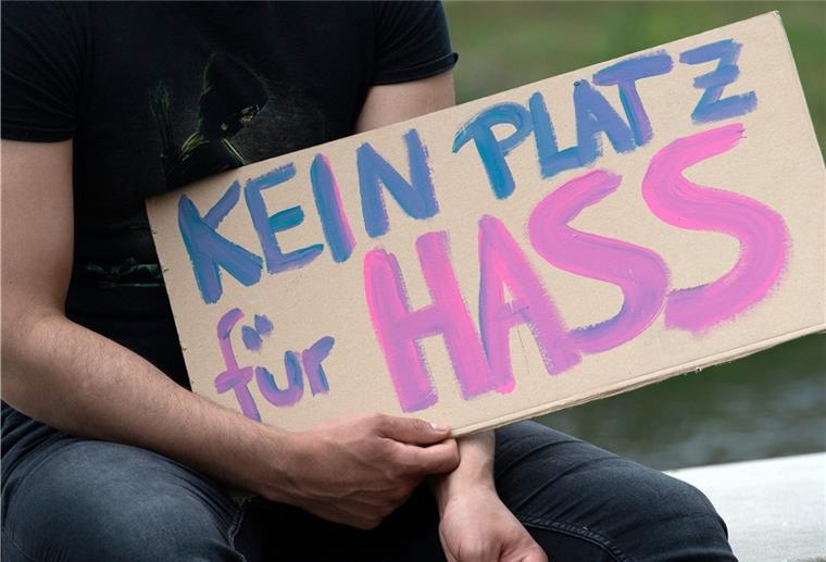 Ein Pappschild mit einer Aufschrift.