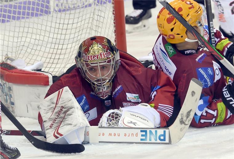 Pinguins-Fans wählen wieder den Spieler des Monats Hat alles im Blick: Tomas Pöpperle. Der Pinguins-Goalie hatte im Februar sehr gute statistische Werte.