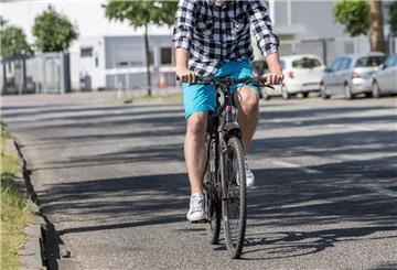 Ein Mann auf einem Fahrrad