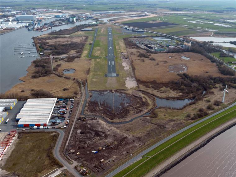 OTB droht das Aus: Hat der Offshore-Terminal, der vor dem Flugplatz Luneort in der Weser gebaut werden soll, nach dem Baustopp überhaupt noch eine Chance? Die Grünen in der Bürgerschaft hinterfragen jetzt das Projekt.