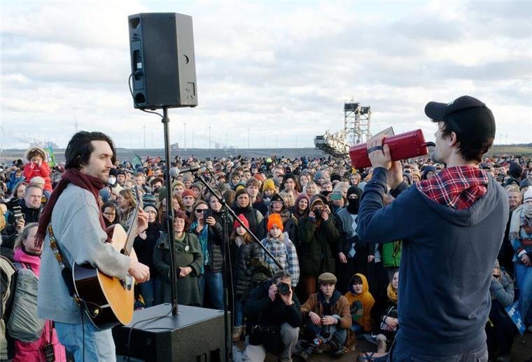 Masse statt Klasse? Was KI für die Musikbranche bedeutet Hat eine klare Meinung zur KI: Christopher Annen (l) von der Band AnnenMayKantereit. (Archivbild)