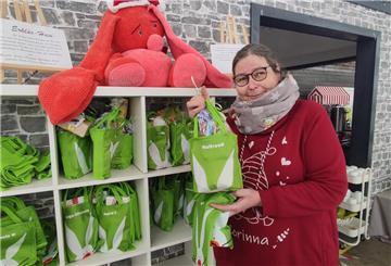 Corinna Mosebach mit den Ostertüten