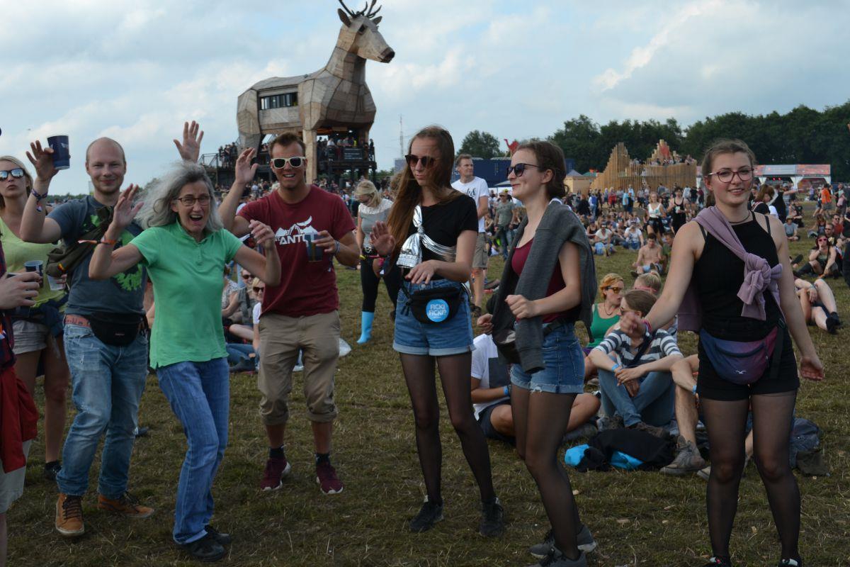 Zu alt gibt's nicht: 60-Jährige Dorumerin feiert beim Deichbrand-Festival Hat erst mit fast 50 erstmals Festival-Atmosphäre geschnuppert - und mag nicht mehr davon lassen: Sabine Koll aus Dorum.