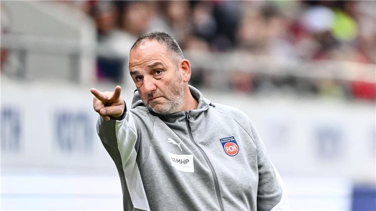 Rückkehrer sollen Heidenheims lahme Offensive beflügeln Hat gegen Werder wieder neue Offensiv-Optionen: Heidenheims Trainer Frank Schmidt. (Archivbild)
