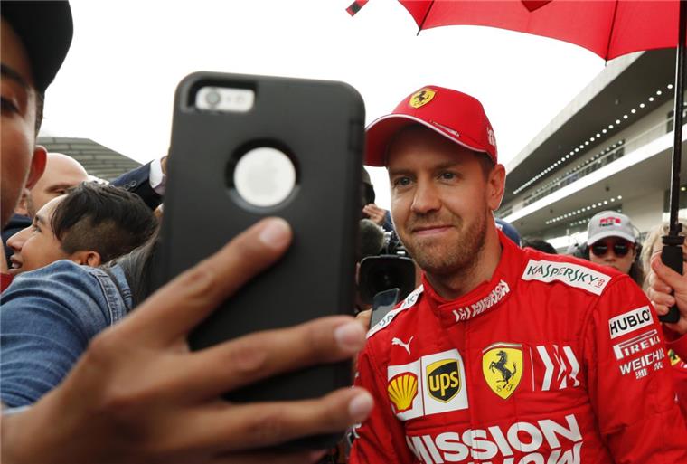 Hat in Mexiko nach dem Posieren mit Fans viel vor: Sebastian Vettel will beim Formel-1-Gastspiel in Mexiko die Ferrari-Serie ausbauen. 
