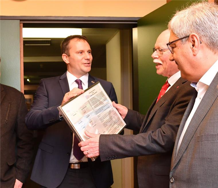 Innensenator enttäuscht die Bremerhavener Polizeigewerkschaft Hatte sich bei der Übergabe der Bremerhavener Erklärung einen Senatsbeschluss für mehr Polizisten in Bremerhaven erhofft: Benjamin Kieck (links), Vorsitzender der Kreisgruppe der Gewerkschaft der Polizei mit Innensenator Ulrich Mäurer (SPD) und Oberbürgermeister Melf Grantz (SPD).