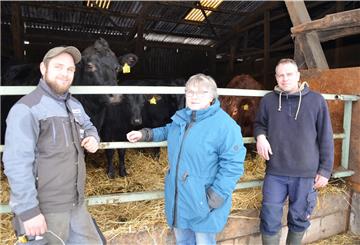 Hauke, Hannelore und Christoph Hubert (von links) sind sehr zufrieden mit ihren Angus-Rindern.