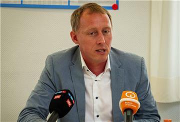 Hauke Hilz (FDP) stellt im SPD-Haus in der Schifferstraße den Koalitionsvetrag den Medien vor.