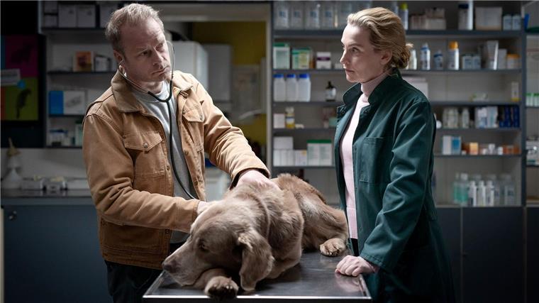 Hauke Jacobs (Hinnerk Schönemann) ist mehr als verwirrt: Seit wann kennt sich Hannah Wagner (Jana Klinge) mit Tiermedizin aus?