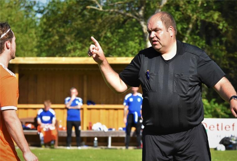 Ein Tag im Leben eines Kreisliga-Schiedsrichters Hauke Kahrs ermahnt einen Spieler der SG WDB.