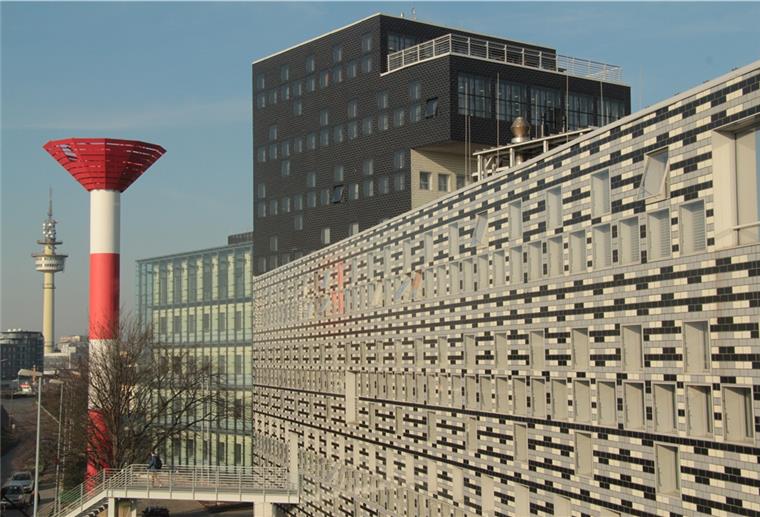 Haupthaus: Der Gebäudekomplex des AWI Campus vom Schleusenhaus fotografiert.