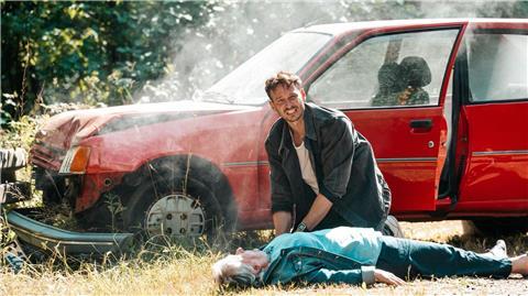 Hauptkommissar Leo Hölzer (Vladimir Burlakov) in einer Szene des TV-Krimis „Tatort: Der Fluch des Geldes“.