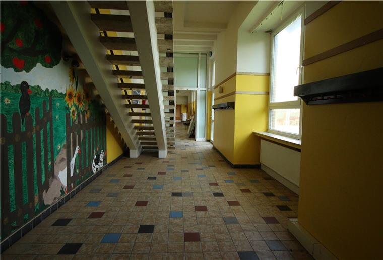 Hauptsächlich auf den bunt gestalteten Fluren lässt sich noch erahnen, dass hier einst Kinder unterrichtet zur Schule gingen. Fotos: Lorenz