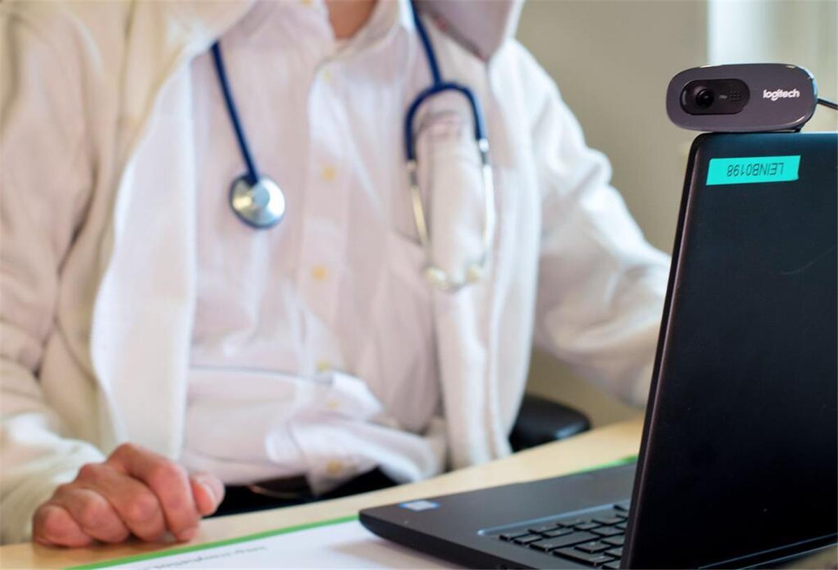 Durchgesickert: Regierung plant neue Hausarzt-Pflicht für alle Deutschen Ein Hausarzt sitzt während einer Videosprechstunde in seiner Praxis vor einem Laptop. Hausärzte in Deutschland sollen zum zentralen Ansprechpartner werden. Das kommt mit einer neuen Pflicht für alle Patienten – und Ausnahmen.