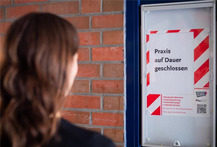 Droht ein Praxenkollaps? Ärzte warnen, Praxen bleiben am 6. Dezember dicht In einer Bremerhavener Arztpraxis hängt ein Schild mit der Warnung, dass 2024 das Angebot reduziert werden muss.