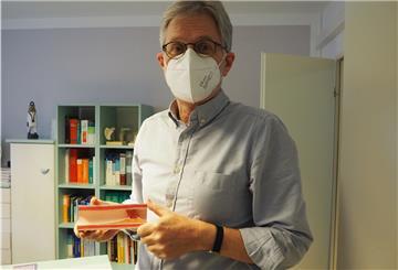 Hausarzt Gerald Zinn aus Nordenham zeigt das Modell einer Plaquebildung in der Arterie.