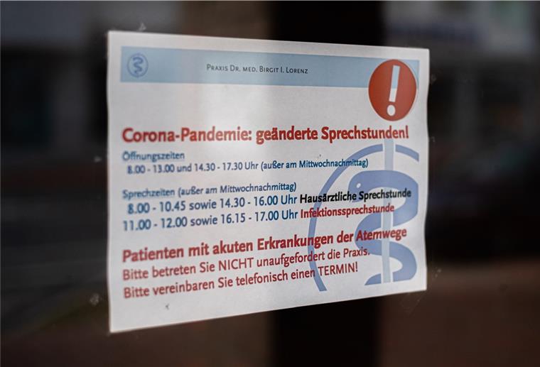 Hausarztpraxen sind am Oktober verpflichtet, eine Sprechstunde für Menschen mit einer Grippe- oder gar Coronainfektion einzurichten. Damit soll verhindert werden, dass diese mit Nichtinfizierten in Kontakt kommen.