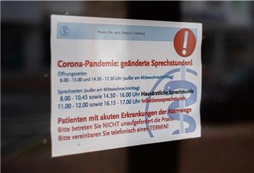 Hausarztpraxen sind am Oktober verpflichtet, eine Sprechstunde für Menschen mit einer Grippe- oder gar Coronainfektion einzurichten. Damit soll verhindert werden, dass diese mit Nichtinfizierten in Kontakt kommen.