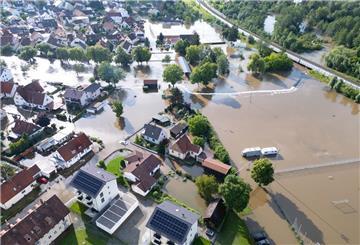  Teile von Reichertshofen sind vom Wasser überflutet. Hausbesitzer in Deutschland sollen bald zu einer neuer Versicherung vor Elementarschäden verpflichtet werden. Was das für Betroffene bedeutet.
