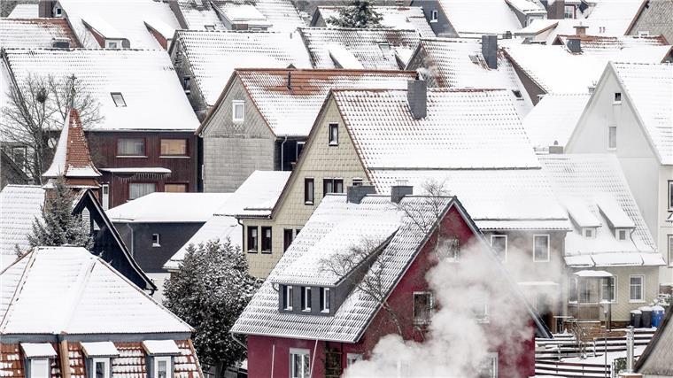 Hausdächer im Harz sind mit Schnee bedeckt.