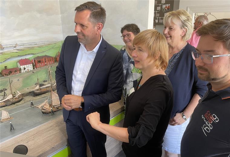 Hausleiterin Anika Seyfferth erläuterte Olaf Lies anhand des Dioramas, das im ersten Obergeschoss des Nationalparkhauses steht, die Geografie des Fedderwardersieler Hafens. Felix Frerich, Karin Logemann und Martina Geberzahn (von rechts) schauen ihr dabei über die Schulter.