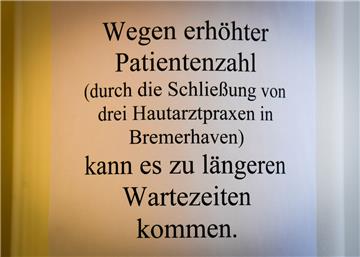 Hautarzt-Praxen in Bremerhaven sind überlaufen. Schilder weisen auf den Engpass hin.