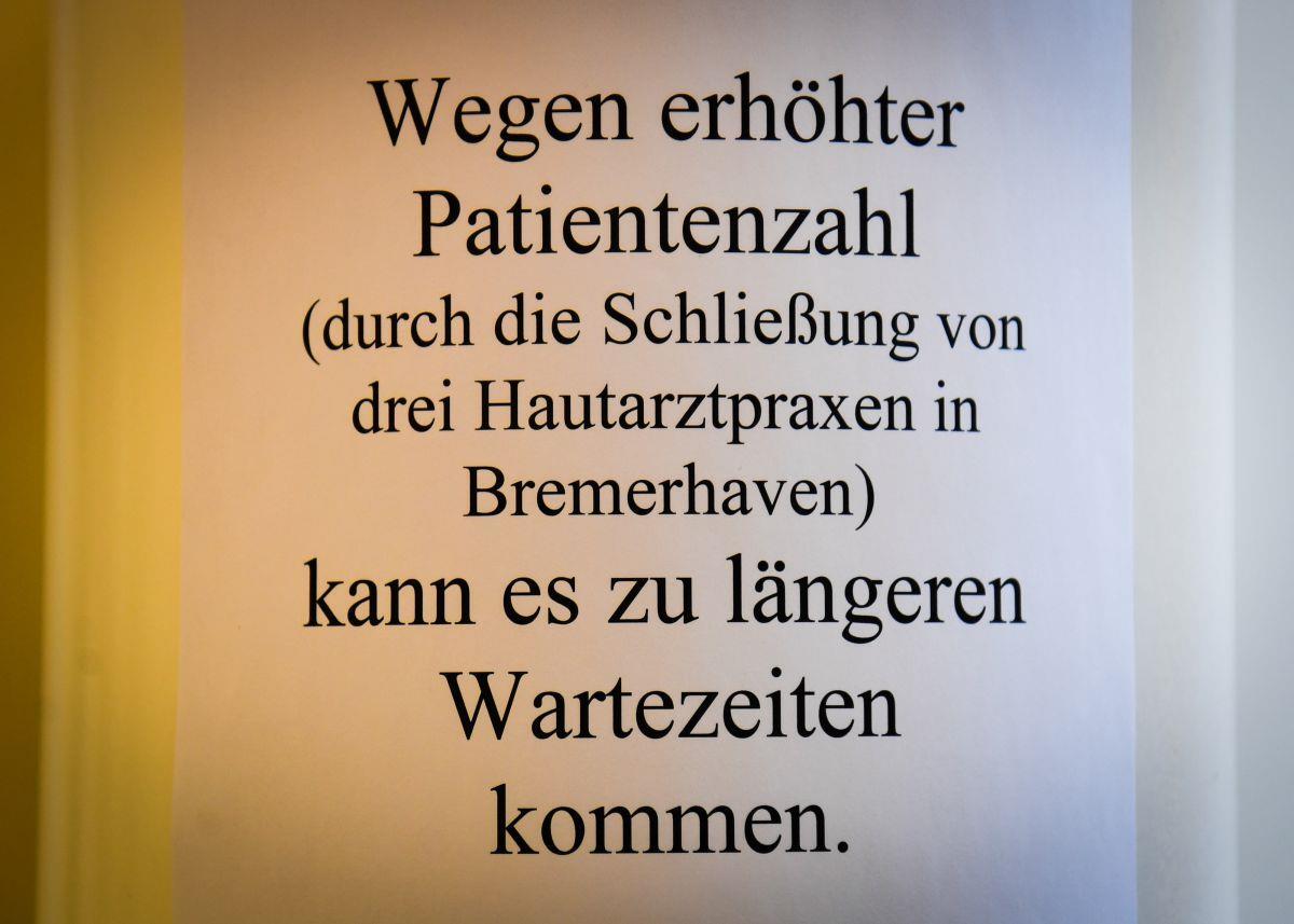 Fehlende Hautärzte in Bremerhaven: Mit Nachfolger im Gespräch Hautarzt-Praxen in Bremerhaven sind überlaufen. Schilder weisen auf den Engpass hin.