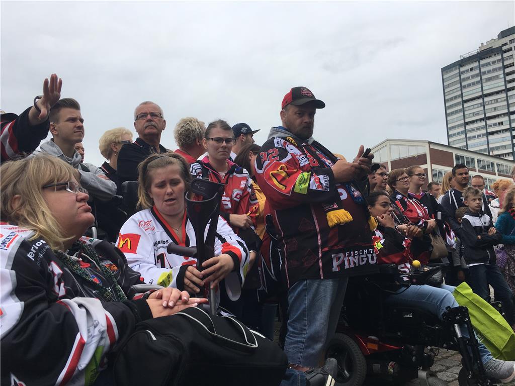 Hautnah dabei: Diese Fans verfolgen die Mannschaftsvorstellung in der ersten Rei...