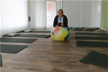 Hebamme Petra Weeber in dem Gruppenraum ihrer neuen Hebammenpraxis. 