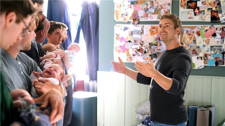 Zwei Frauen, ein Baby: „Toni, männlich, Hebamme“ ist zu Ende Hebamme Toni Hasler leitet den Daddy-Chor .