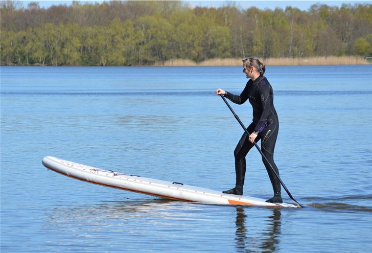 Hedda Wassum (30) ist Mitglied im Kanuverein Unterweser und kennt sich mit dem Trendsport Stand Up-Paddling bestens aus.
