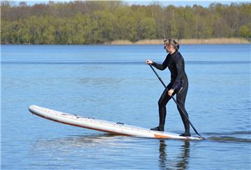 Hedda Wassum (30) ist Mitglied im Kanuverein Unterweser und kennt sich mit dem Trendsport Stand Up-Paddling bestens aus.