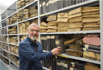 Heddo Peters im Archiv des Rüstringer Heimatbundes. Hier begab er sich auf die Spuren der Seeräuber.