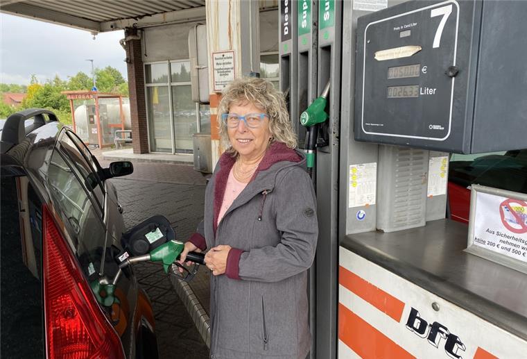 Tankrabatt in Nordenham: Ansturm ist am Mittwoch zu spüren Hedwig Moewes aus FAH ist zwar nicht extra wegen des günstigen Preises zur BFT-Tankstelle gefahren, aber seit Langem hat sie ihren Tank mal wieder voll gemacht.