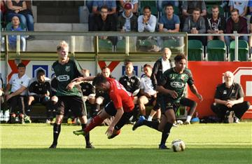 Heeslingens Kevin Rehling (links) traf im Spiel per Strafstoß zum 1:1 und war auch im Elfmeterschießen erfolgreich, doch am Ende reichte es nicht zum Sieg über Drochtersen/Assel.