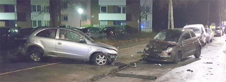 Geestemünde: Porsche-Fahrer (38) baut riesigen Crash Heftiger Crash auf der Rheinstraße in Bremerhaven.